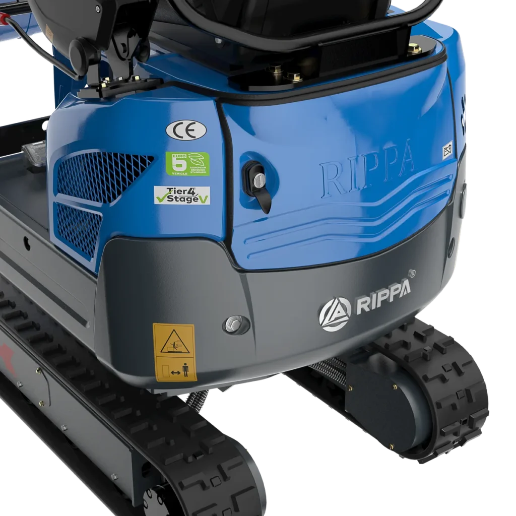 Capot arrière de la mini-pelle RIPPA R15 ECO portant les marquages CE, Euro 5 et Tier 4 Stage V