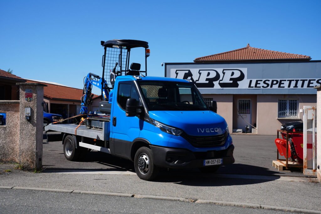 Camion de livraison devant l’atelier Les Petites Pelles à La Fouillouse (Loire)