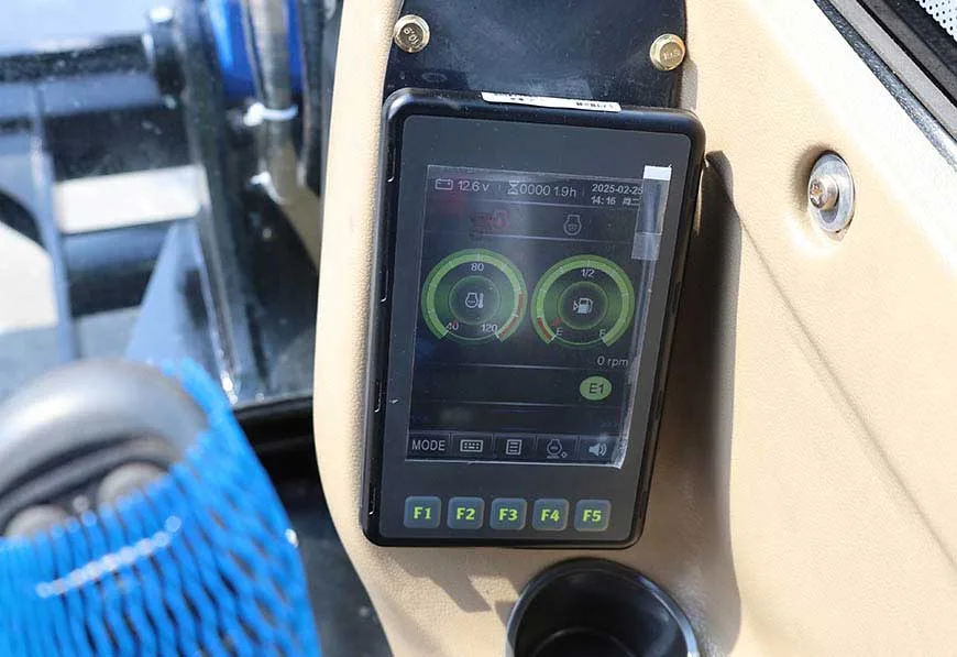 Mini-pelle RIPPA R57 PRO 5,8 tonnes – écran de contrôle numérique en cabine