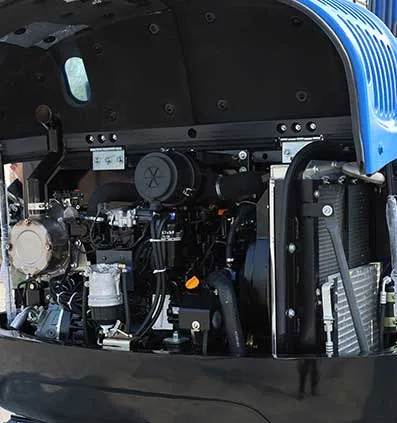 Mini-pelle RIPPA R57 PRO 5,8 tonnes – compartiment moteur Kubota V2607, capot ouvert
